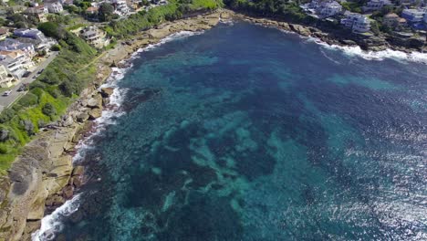 Felsige-Küste-Der-Lurline-Bay-Mit-Klarem,-Blauem-Wasser-In-New-South-Wales,-Australien