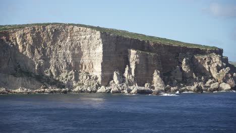 empinada costa de la isla de piedra caliza en el mar mediterráneo cerca de malta