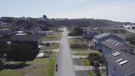 carro inverso suave sobre la zona residencial de la ciudad costera de bandon oregon