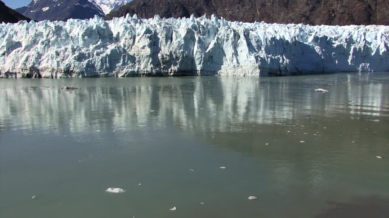 알래스카의 margerie glacier 주변의 얼음물
