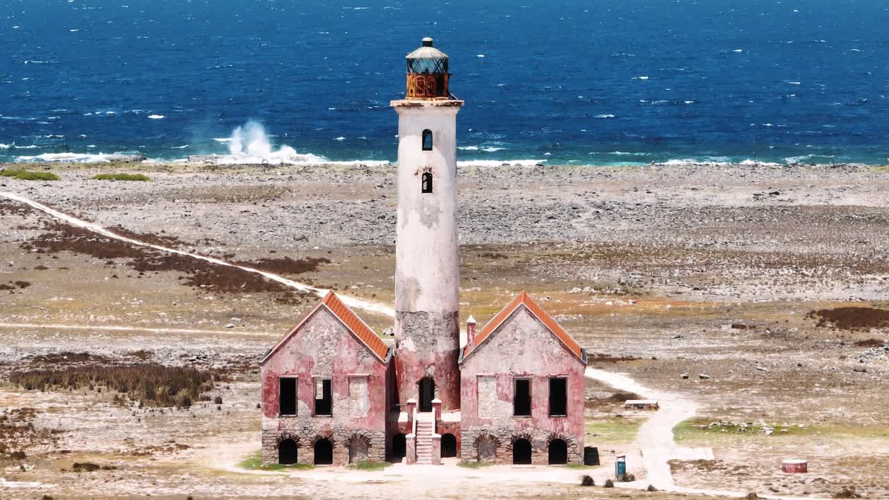 el dron está volando hacia el faro de little curacao con una telefotolensa en curacao imágenes aéreas 4k