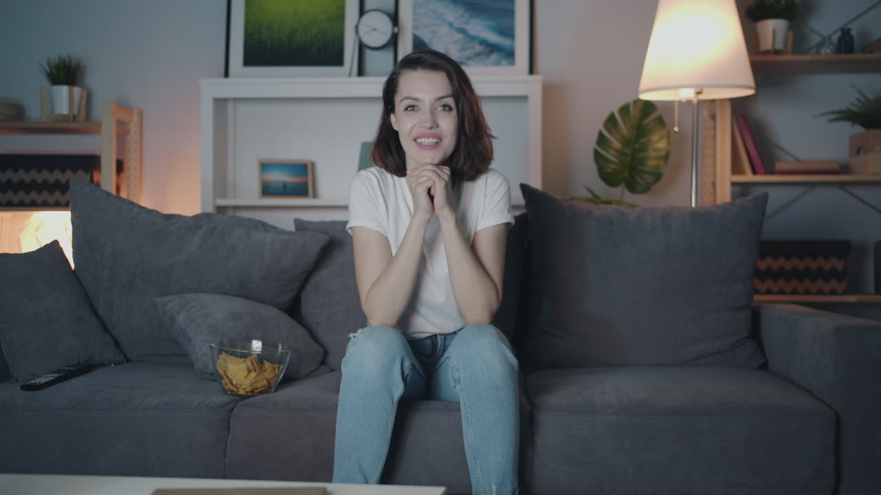 mujer viendo la televisión en casa