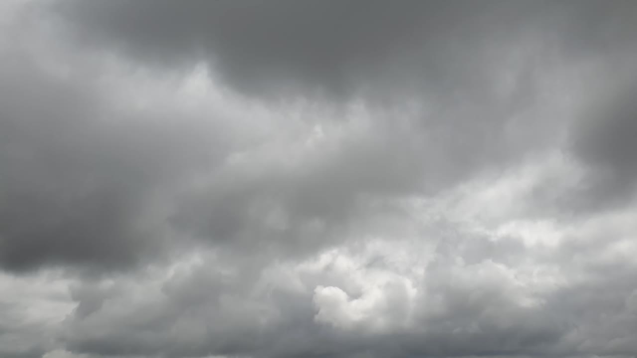 午後の中頃、夏の空に浮かぶ雨雲のタイムラプス