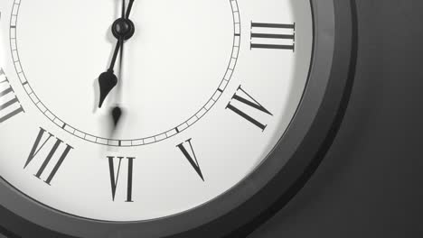 reloj latino en el lapso de tiempo en la pared gris oscuro