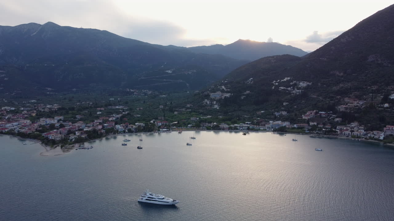 Il sole pomeridiano splende sulla piccola città portuale di Nidri, Lefkada