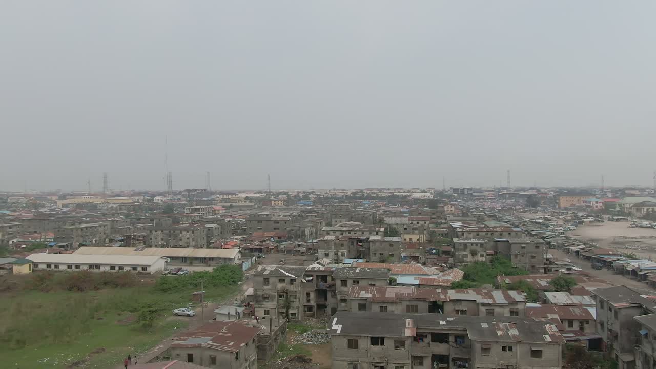 toma aérea de jakande slum en lekki, lagos, nigeria, áfrica