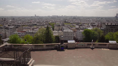 vista panorámica de parís desde la colina de montmartre con pájaros volando en un tiro ancho de 4k