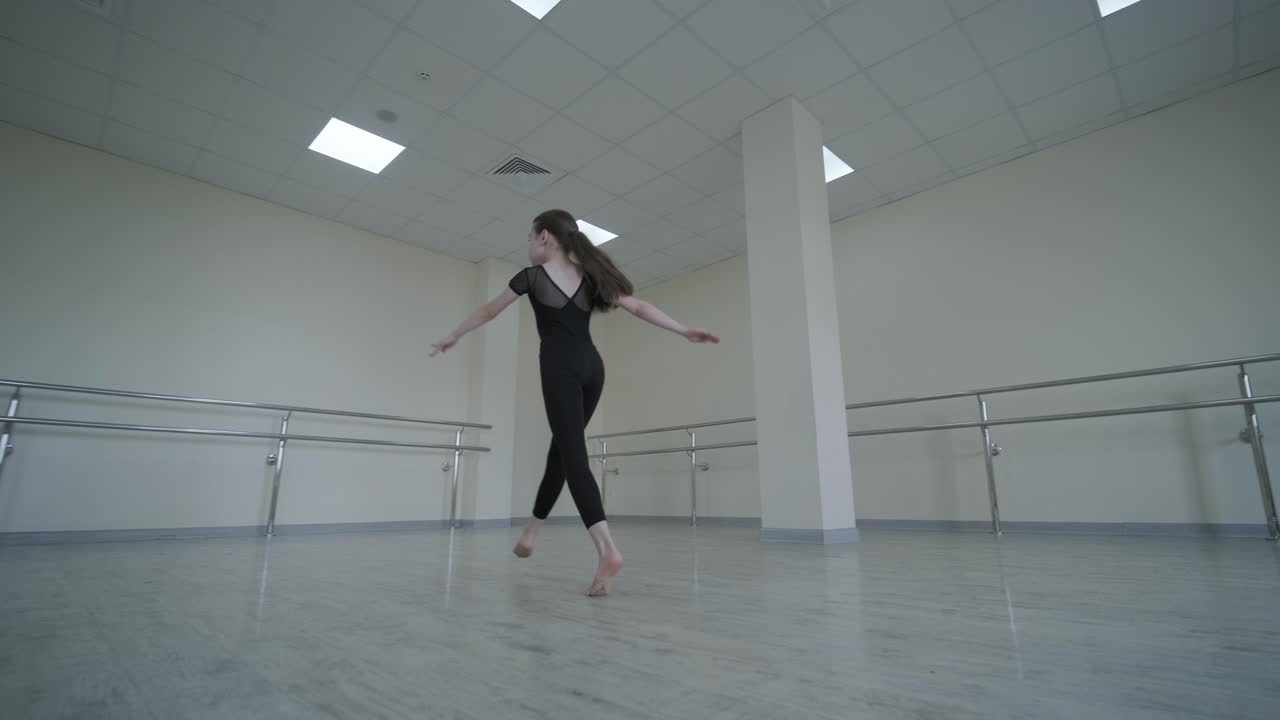 젊은 발레리나 가 스튜디오 에서 춤 을 연습 하고 있다