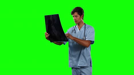Vorderansicht-Des-Arztes,-Der-Sich-Das-Röntgenbild-Mit-Grünem-Bildschirm-Ansieht