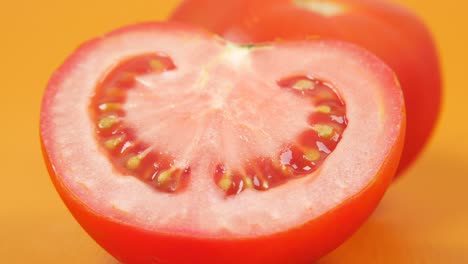 tomate fresco con gota de agua de cerca ,