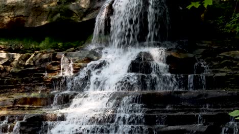 una cascada que brota en medio de un paisaje urbano