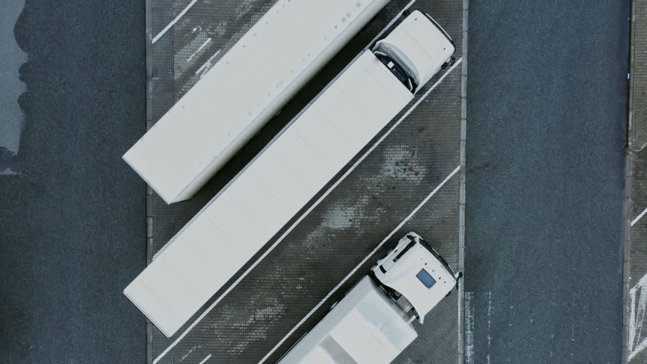 주차장에 주차 된 트럭