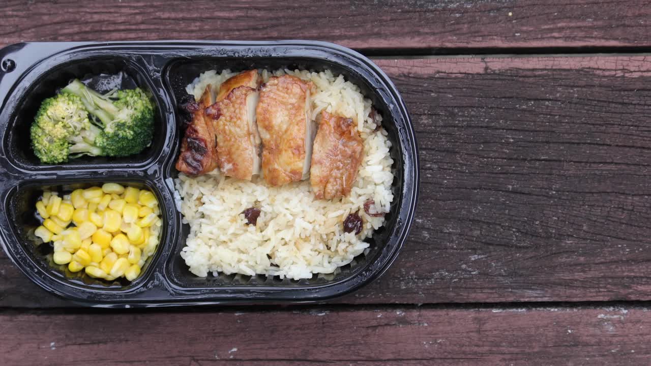 harina de pollo y arroz en un recipiente de plástico