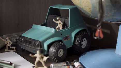 coche de juguete antiguo con soldados