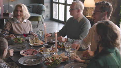 familia feliz comiendo juntos en casa