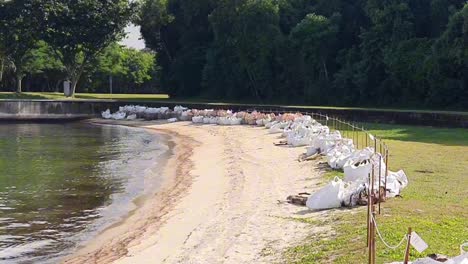 la isla de lazarus, una de las islas del sur de singapur, limpió la playa después de un derrame de petróleo el 14 de junio de 2024.