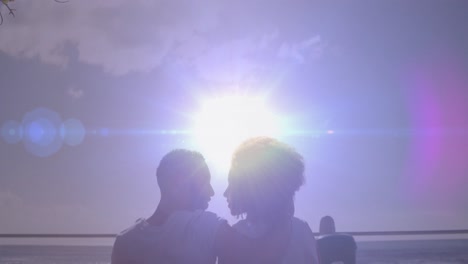 Heller-Lichtfleck-Gegen-Ein-Afroamerikanisches-Paar,-Das-Sich-Am-Strand-Küsst