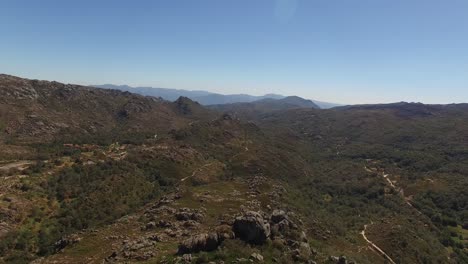 Drohnenaufnahmen-Einer-Erstaunlichen-Mittelalterlichen-Burg-Auf-Dem-Berggipfel-Von-Castro-Laboreiro-In-Portugal