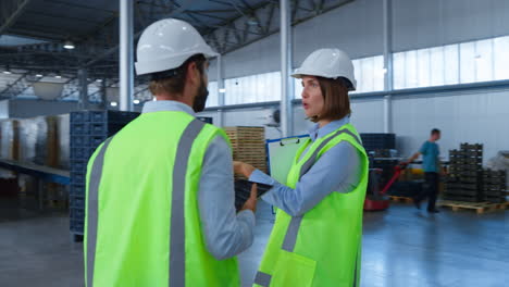 empleados de fabricación con tableta comprobación de envío distribución de la fábrica hablando