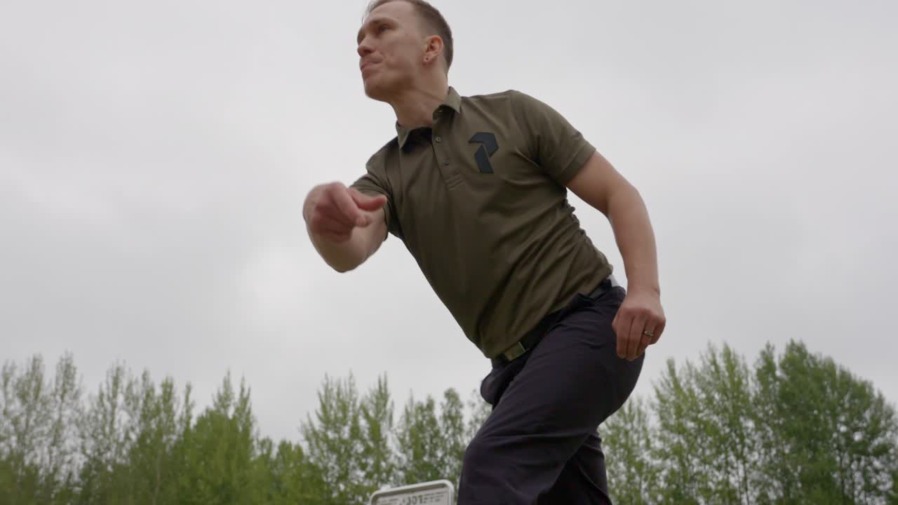 golfista de disco lanza un tiro de derecha - tiro medio mirando hacia el frente