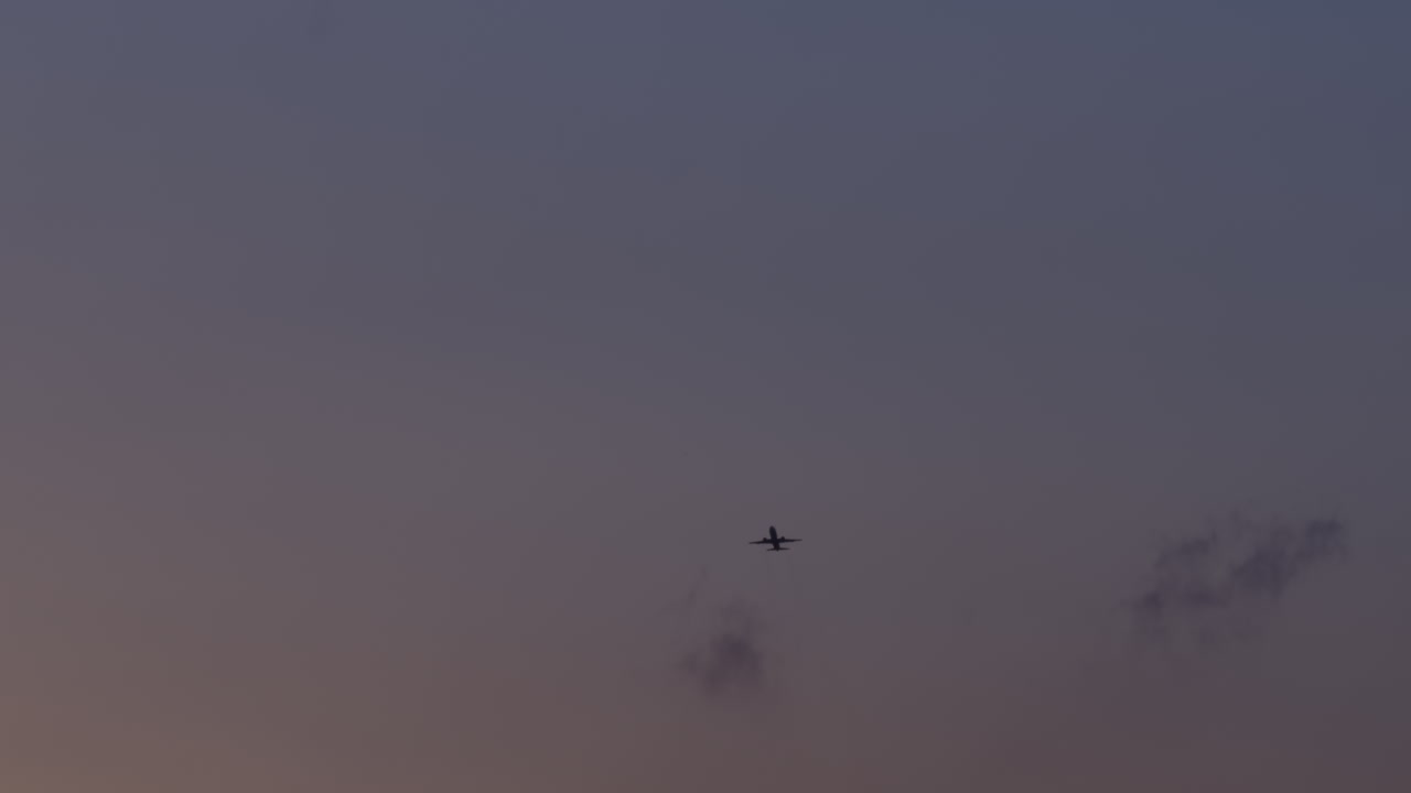 황혼 하늘 에 있는 비행기