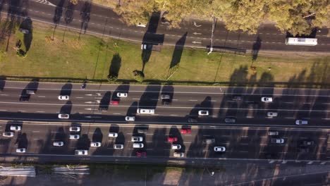 Top-down-Luftaufnahme-Der-Stark-Befahrenen-Autobahn-Bei-Sonnenuntergang