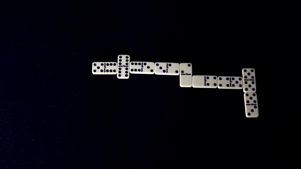 모든 조각이 블랙 테이블에 하나씩 배치된 도미노 게임, 타임랩스 보드 게임 개념
