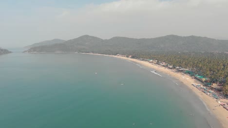 costa turquesa del océano en la playa de palolem en el sur de goa, india - tiro amplio aéreo