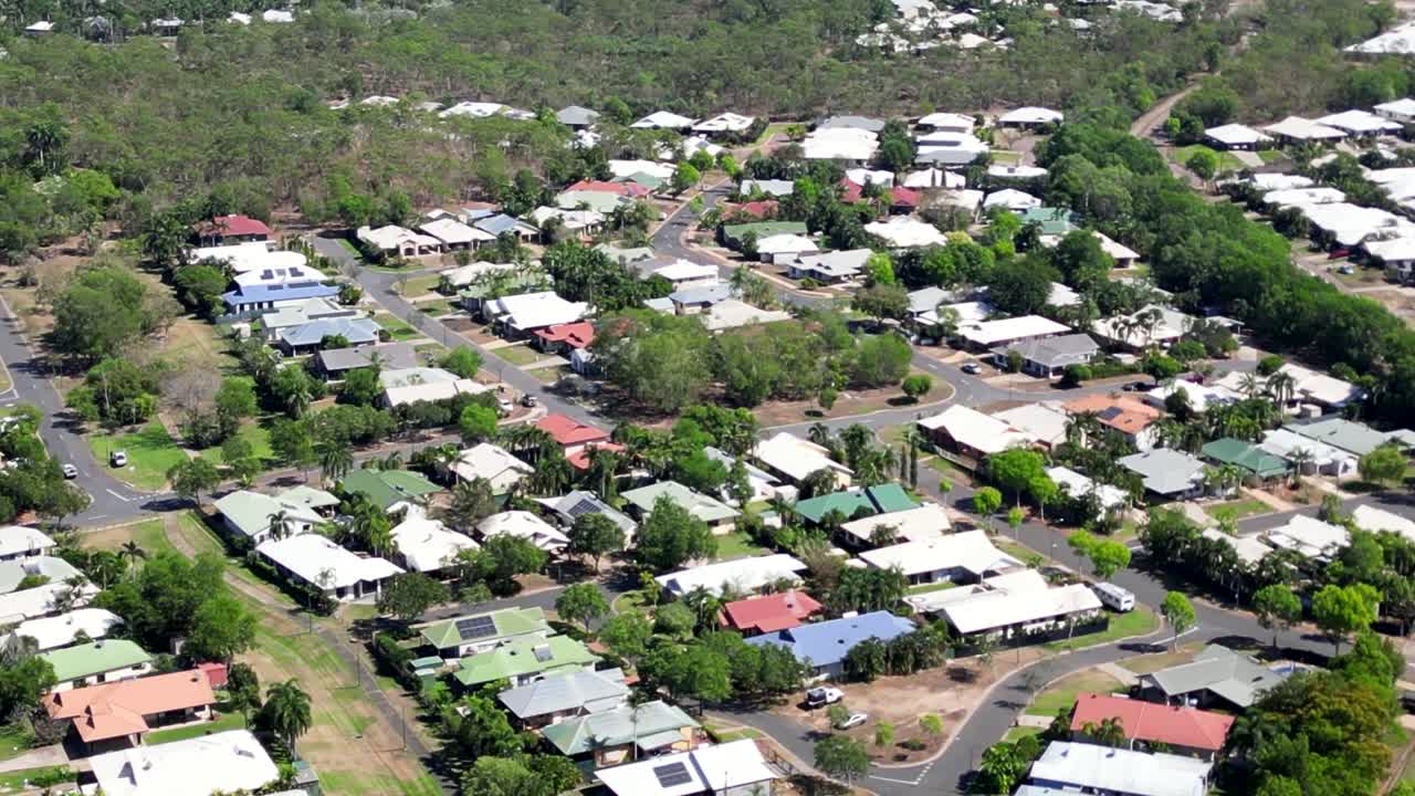 화창한 날에 주거 지역을 패닝하는 드론 공중 비행