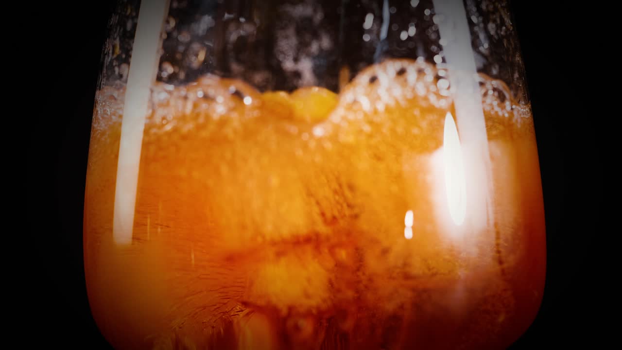 Aperol Spritz frizzante con cubetti di ghiaccio