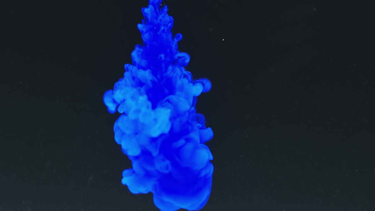 검은색 배경 에 물 에  ⁇ 이는 파란색 수채화 잉크 의 느린 동영상