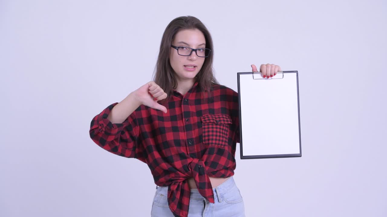 mujer hermosa joven inconformista