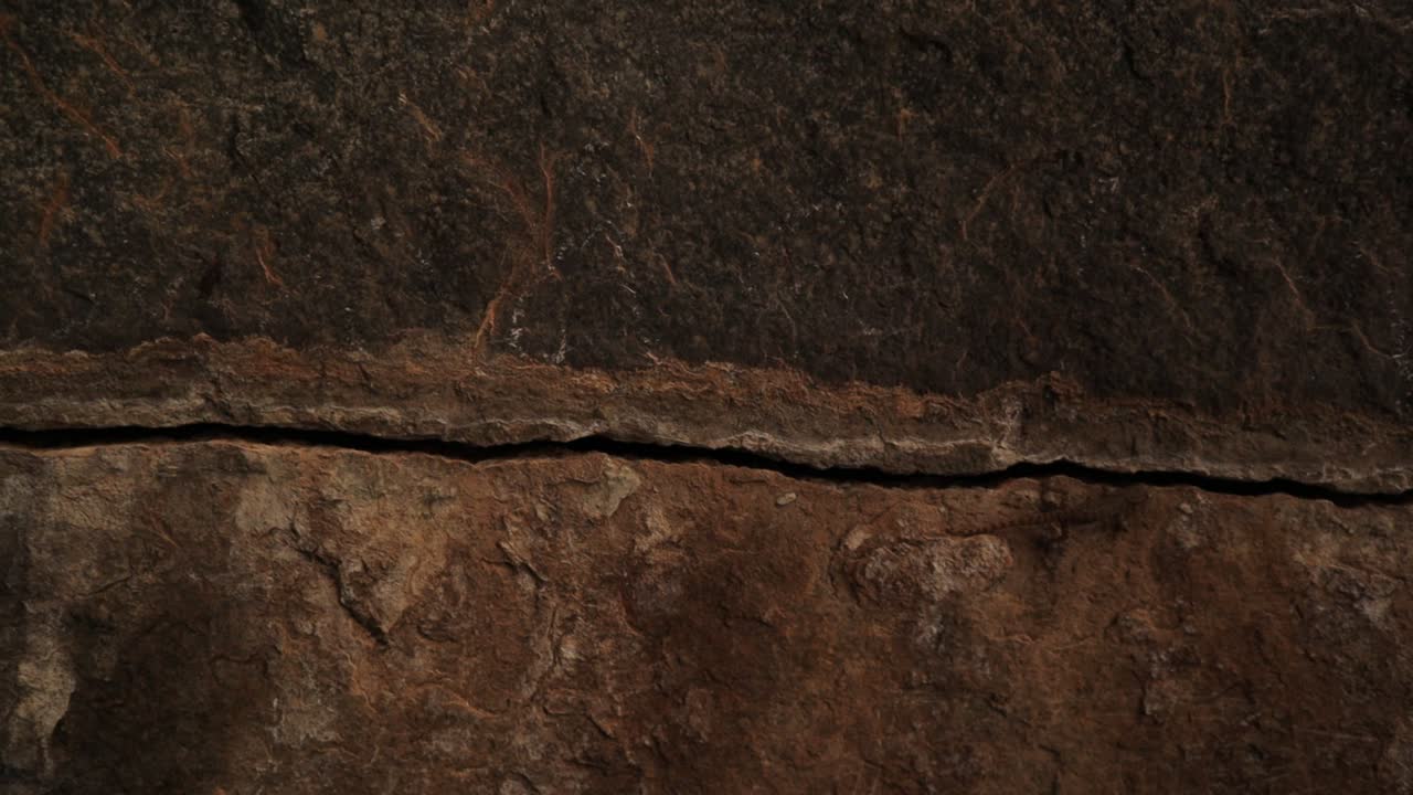 primer plano deslizante de piedra de roca rota aterradora dentro de la cueva después de ser golpeada por el rayo