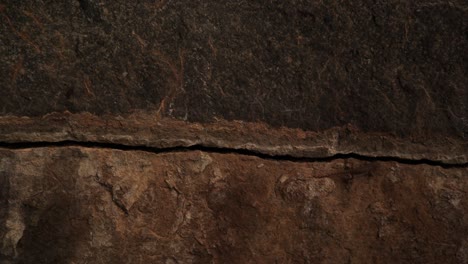 primer plano deslizante de piedra de roca rota aterradora dentro de la cueva después de ser golpeada por el rayo