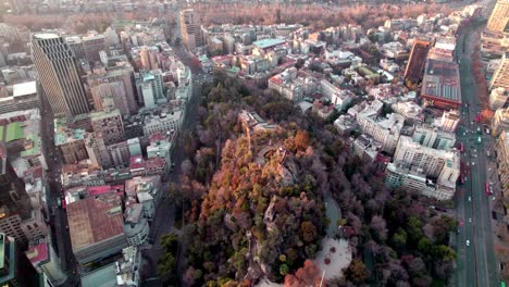 Una-Vista-Cinematográfica-Del-Cerro-Santa-Lucía,-Barrio-Lastarria-Y-Bellas-Artes,-Centro-De-Santiago