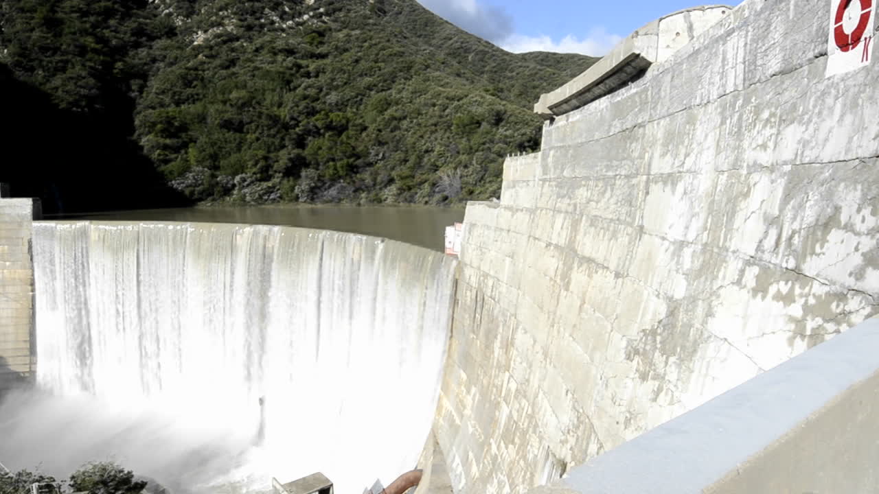 오하이오 캘리포니아 근처의 봄 폭풍 후 구식 마틸리야 댐 위로 쏟아지는 마틸리야 크릭의 돌리 샷
