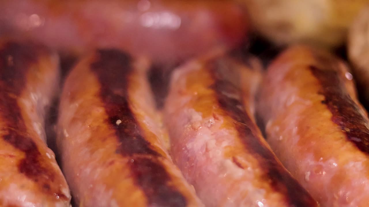 salchichas y setas chisporroteando en una parrilla