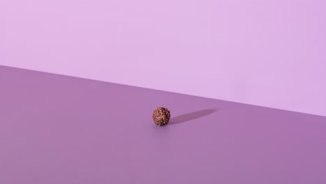 보라색 테이블에 쳐진 초콜릿 사탕과 함께 동작 비디오를 멈추십시오