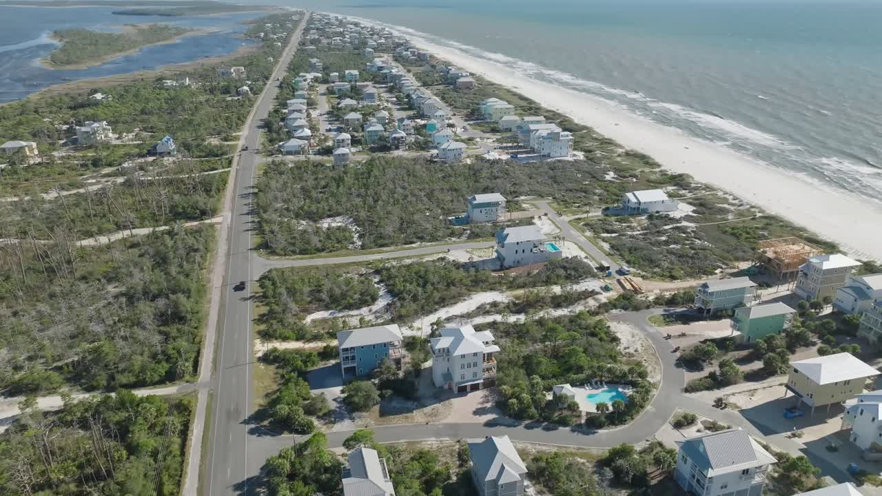 aerial de la playa en cape san blas, florida siguiendo los vehículos que viajan a lo largo de la carretera principal