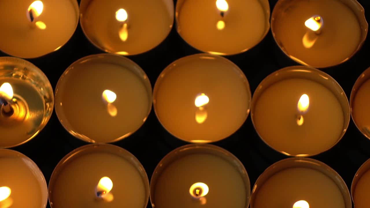 Candele su sfondo nero