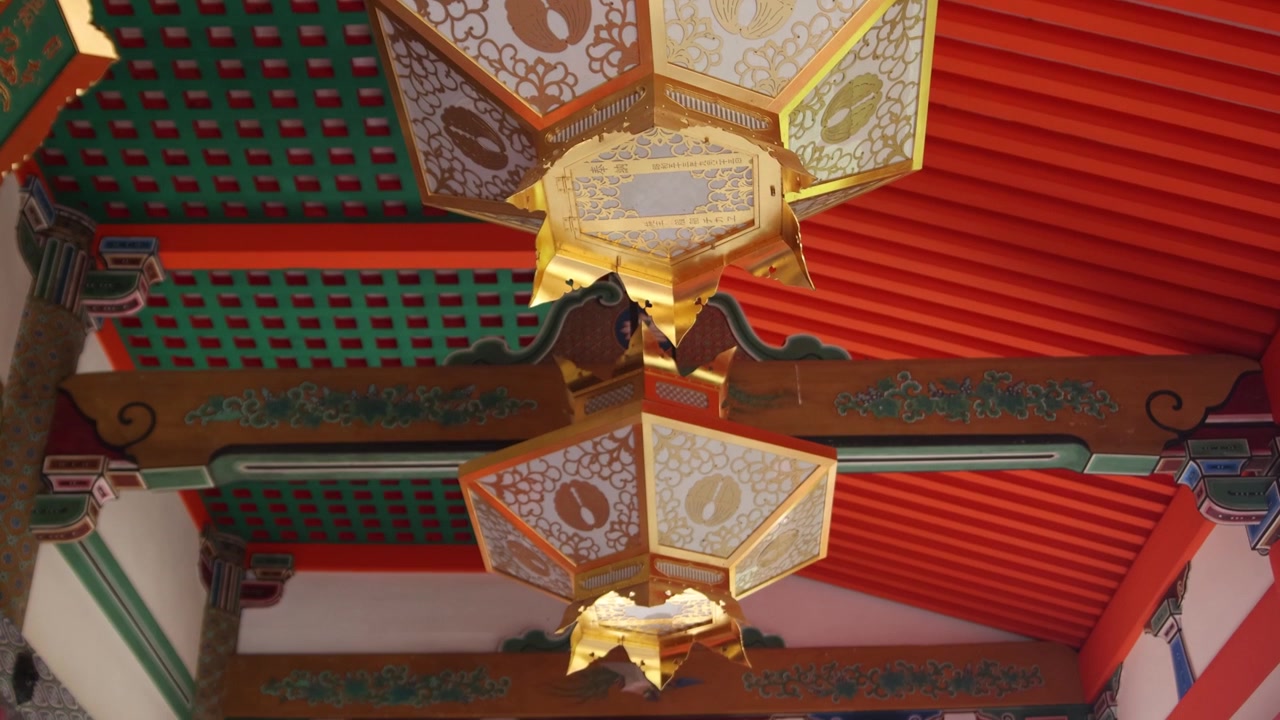 Udsmykkede hængende lanterner skiller sig ud under et levende rødt loft ved Kiyomizu-dera-templet, der fremhæver dekorative buddhistiske detaljer og traditionelt håndværk i det historiske Kyoto, Japan.