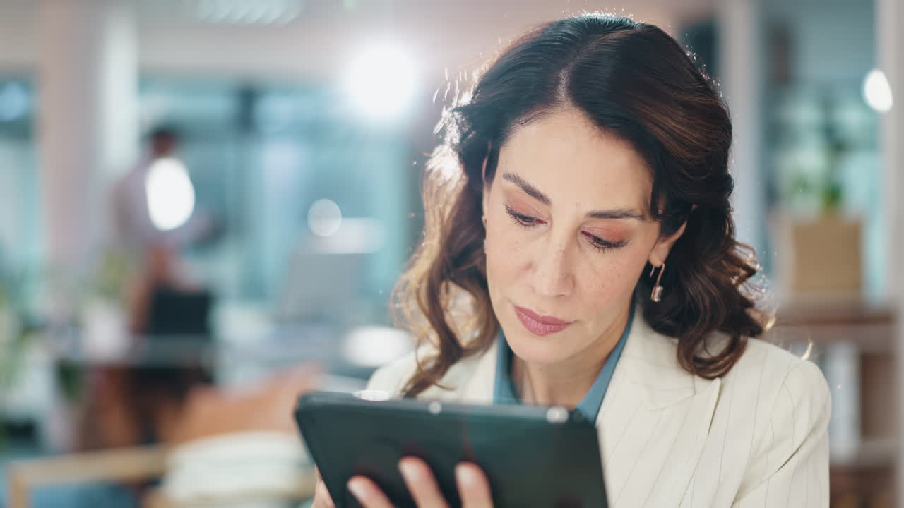 mujer de negocios trabajando en una tableta en la oficina