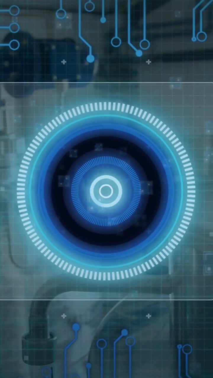 Video verticale: Input del sensore che avvia un HUD olografico sopra un serbatoio e tubi di un impianto, monitorando il motore.