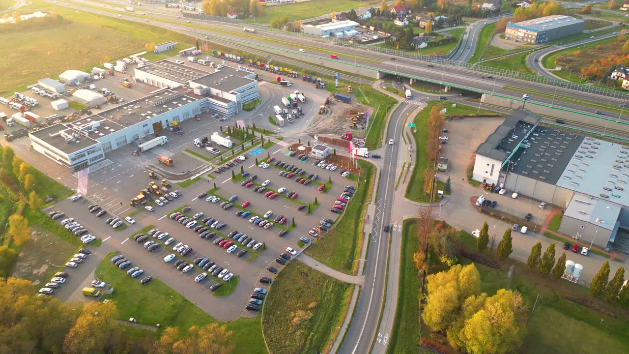 상단의 창고 저장소 또는 산업 공장 또는 물류 센터의 공중 사진