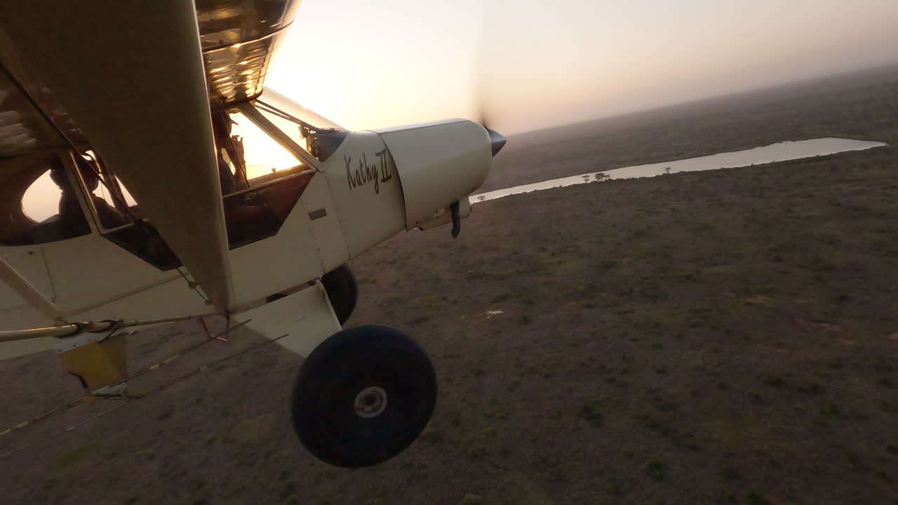 Avião Leve Sobre Sombras Projetadas em Vista Aérea