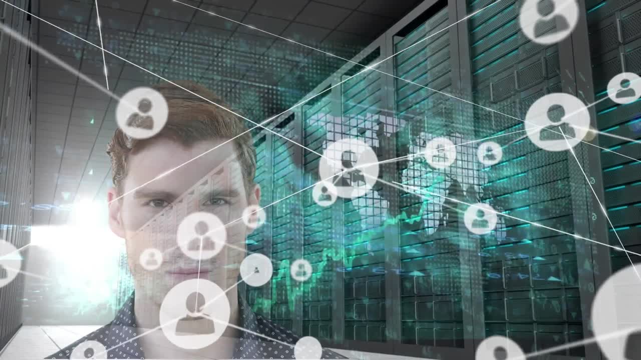 animación de la red de conexiones con iconos y hombre caucásico sobre la sala de servidores