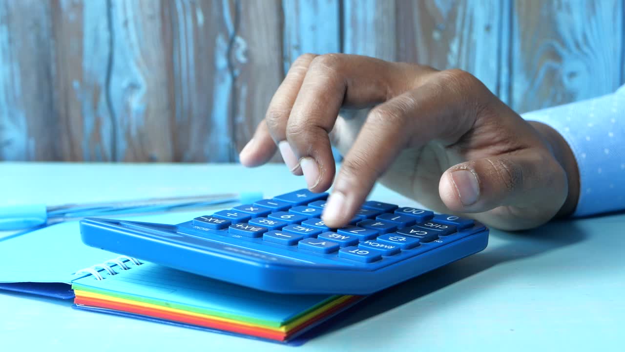 persona que utiliza la calculadora