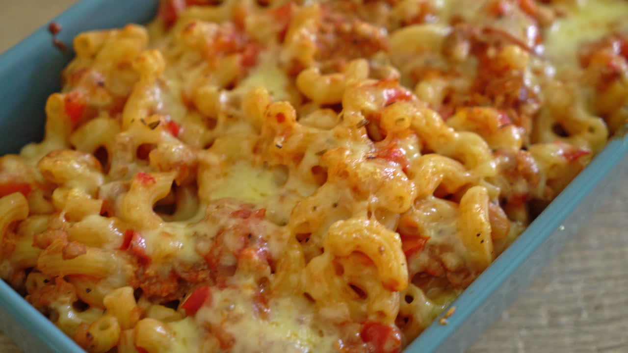 macarrones caseros a la boloñesa con queso - estilo de comida italiana
