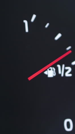 primer plano de un indicador de combustible bajo
