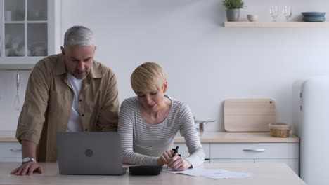 pareja que trabaja en las finanzas en el hogar